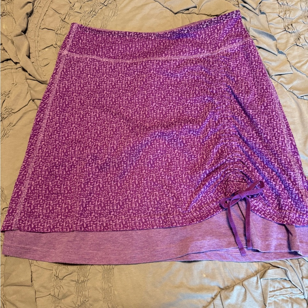 Athleta skirt, size XS. Has underlay, but not shorts. 18 inches long.